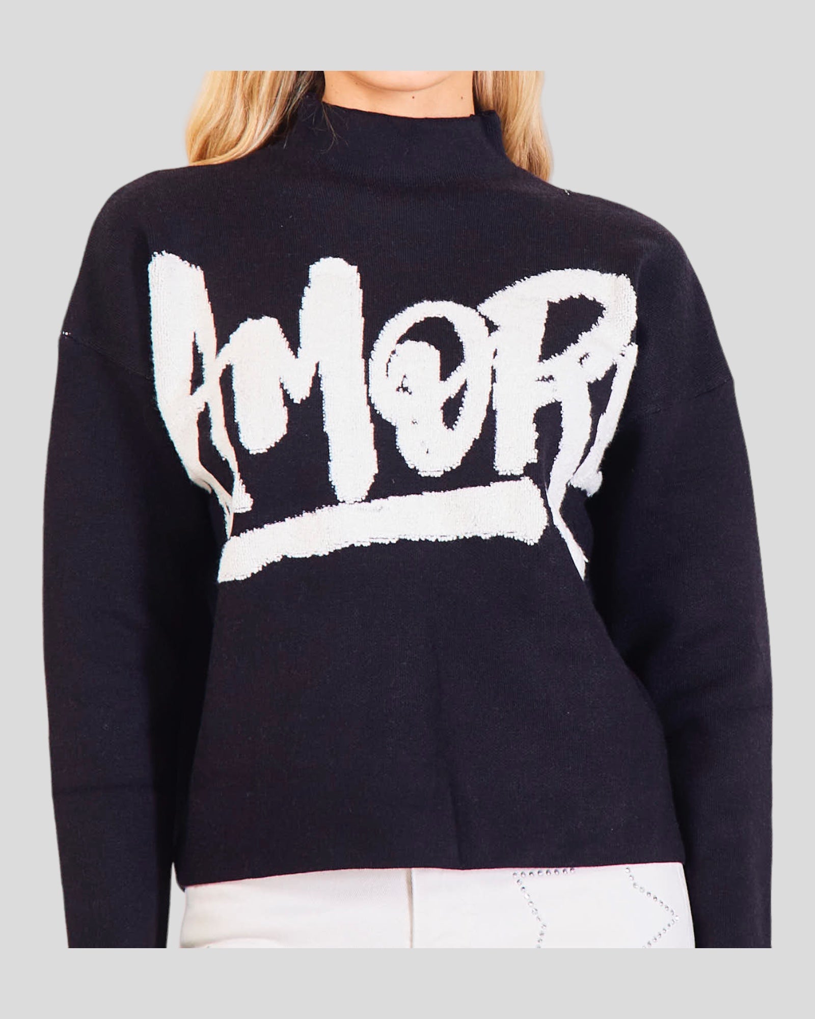 Sporty Sweater designed for dynamic style and chic comfort. Featuring large 'Amor' writing on the front, this sweater makes a bold statement. The slightly high collar adds a modern twist while ensuring coziness. 