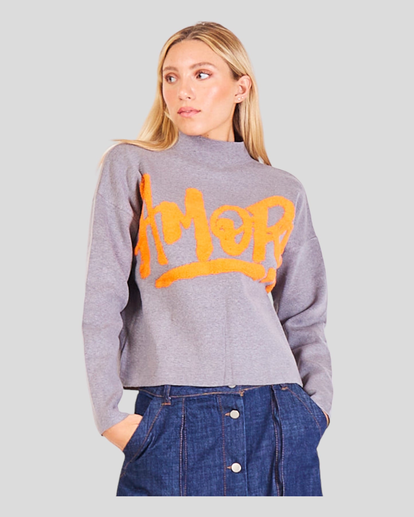 Sporty Sweater designed for dynamic style and chic comfort. Featuring large 'Amor' writing on the front, this sweater makes a bold statement. The slightly high collar adds a modern twist while ensuring coziness.
